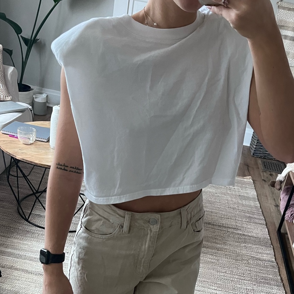 Like NEW Aritzia Babaton White Cropped Tank with Shoulder Padding Size XS